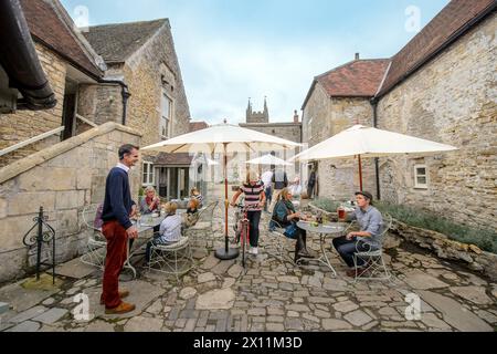 Cena all'aperto al Talbot Inn di Mells, Somerset, Regno Unito. Foto Stock