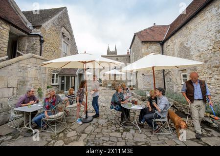 Cena all'aperto al Talbot Inn di Mells, Somerset, Regno Unito. Foto Stock