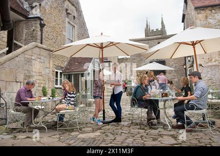 Cena all'aperto al Talbot Inn di Mells, Somerset, Regno Unito. Foto Stock