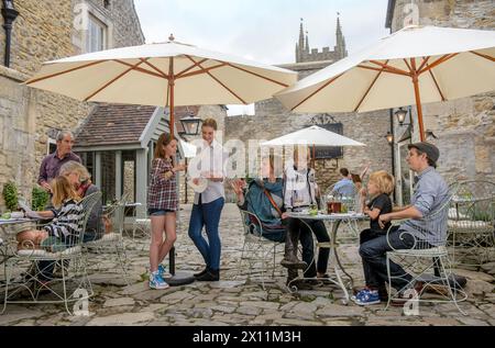 Cena all'aperto al Talbot Inn di Mells, Somerset, Regno Unito. Foto Stock