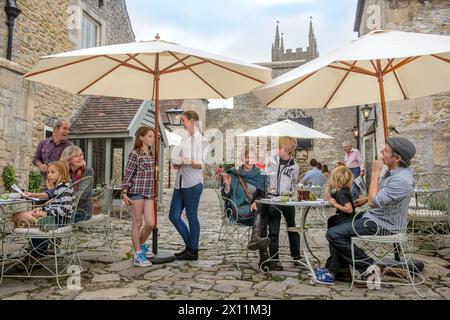 Cena all'aperto al Talbot Inn di Mells, Somerset, Regno Unito. Foto Stock