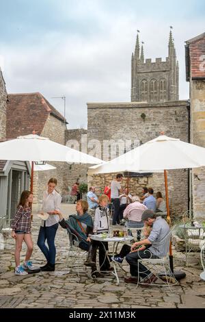 Cena all'aperto al Talbot Inn di Mells, Somerset, Regno Unito. Foto Stock