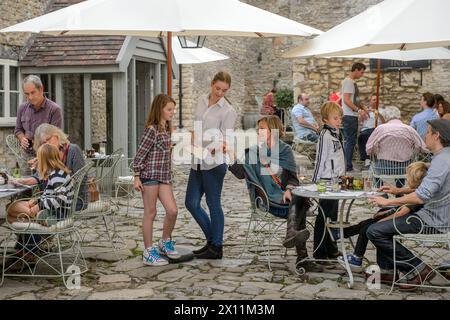 Cena all'aperto al Talbot Inn di Mells, Somerset, Regno Unito. Foto Stock