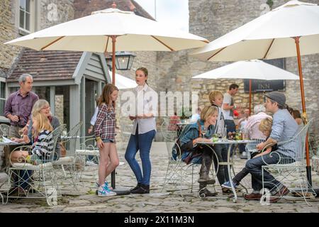 Cena all'aperto al Talbot Inn di Mells, Somerset, Regno Unito. Foto Stock