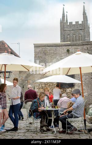 Cena all'aperto al Talbot Inn di Mells, Somerset, Regno Unito. Foto Stock