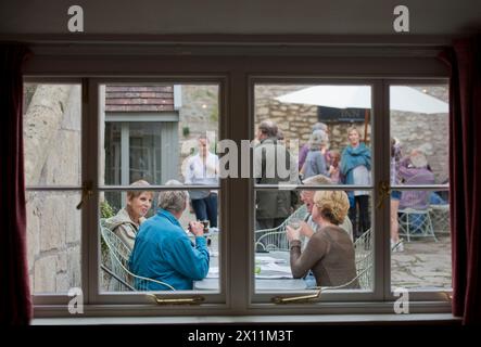 Cena all'aperto al Talbot Inn di Mells, Somerset, Regno Unito. Foto Stock