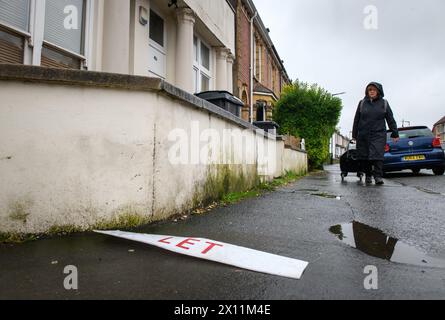 Per far cadere un segno da una casa. Foto Stock