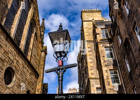 Edimburgo, Regno Unito. 14 aprile 2024 nella foto: Un lampione vecchio stile con un cartello con l'iscrizione Victoria Terrace. L'immagine Foto Stock