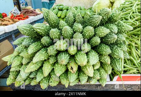 Un mucchio di dolci amari in una bancarella a Little India, Singapore Foto Stock