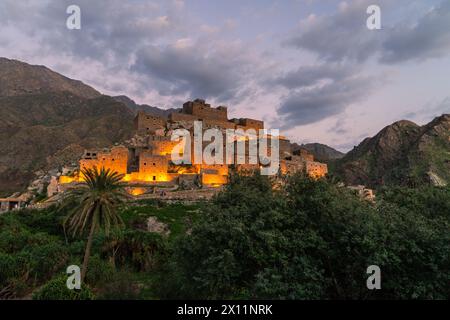 Crepuscolo sopra l'antico villaggio di Ain vicino ad al-Bahah e a Jeddah in Arabia Saudita, con nuvole spettacolari nella penisola araba Foto Stock