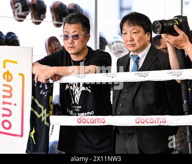 Yokohama, Kanagawa, Giappone. 10 aprile 2024. Allenatore di Naoya Inoue e padre Shingo Inoue (L) e presidente della Ohashi Boxing Gym Hideyuki Ohashi durante l'allenamento pubblico di Naoya alla Ohashi Boxing Gym di Yokohama, Kanagawa, Giappone, 10 aprile 2024. Crediti: Hiroaki finito Yamaguchi/AFLO/Alamy Live News Foto Stock