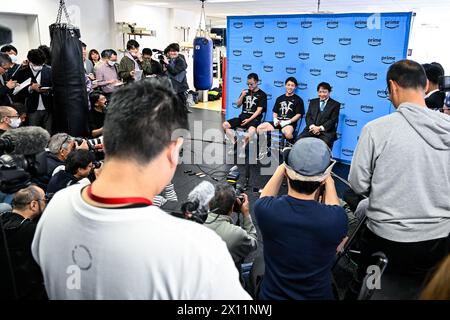 Yokohama, Kanagawa, Giappone. 10 aprile 2024. L'indiscussa campionessa del mondo dei pesi super bantamweight giapponese Naoya Inoue partecipa a una conferenza stampa con il suo allenatore e padre Shingo Inoue (L) e il presidente della Ohashi Boxing Gym Hideyuki Ohashi (R) prima di un allenamento pubblico alla Ohashi Boxing Gym a Yokohama, Kanagawa, Giappone, 10 aprile 2024. Crediti: Hiroaki finito Yamaguchi/AFLO/Alamy Live News Foto Stock