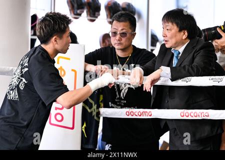 Yokohama, Kanagawa, Giappone. 10 aprile 2024. L'indiscussa campionessa del mondo dei pesi super bantamweight giapponese Naoya Inoue parla con il presidente della Ohashi Boxing Gym Hideyuki Ohashi (R) come suo allenatore e padre Shingo Inoue (C) guarda durante un allenamento pubblico alla Ohashi Boxing Gym a Yokohama, Kanagawa, Giappone, 10 aprile 2024. Crediti: Hiroaki finito Yamaguchi/AFLO/Alamy Live News Foto Stock