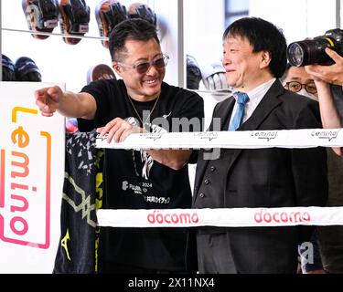 Yokohama, Kanagawa, Giappone. 10 aprile 2024. Allenatore di Naoya Inoue e padre Shingo Inoue (L) e presidente della Ohashi Boxing Gym Hideyuki Ohashi durante l'allenamento pubblico di Naoya alla Ohashi Boxing Gym di Yokohama, Kanagawa, Giappone, 10 aprile 2024. Crediti: Hiroaki finito Yamaguchi/AFLO/Alamy Live News Foto Stock