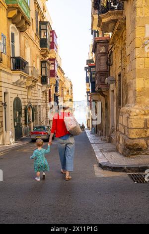 La Valletta, Malta, 3 aprile 2024. passeggiando per le stradine del centro città Foto Stock