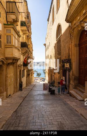 La Valletta, Malta, 3 aprile 2024. passeggiando per le stradine del centro città Foto Stock