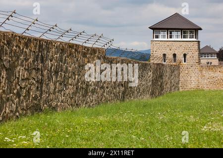 Campo di concentramento memoriale di Mauthausen. Muro con recinzione e torre di guardia. Austria Foto Stock