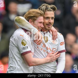 Londra, Regno Unito. 6 aprile 2024 - Crystal Palace V Manchester City - Premier League - Selhurst Park. Kevin De Bruyne celebra il suo secondo gol contro il Crystal Palace con Jack Grealish. Crediti immagine: Mark Pain / Alamy Live News Foto Stock