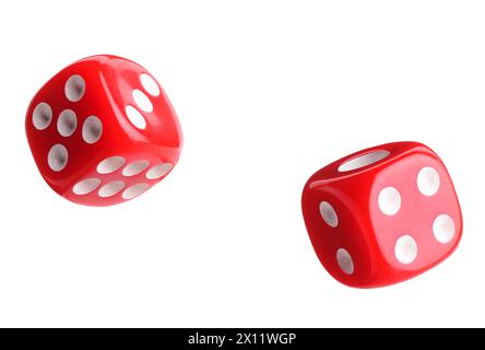 Due dadi rossi in aria su sfondo bianco Foto Stock