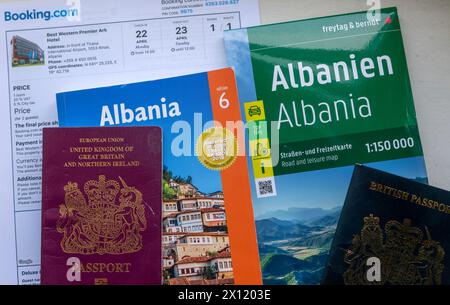 Guida cartina passaporti prenotazione di hotel per vacanze turistiche in Albania, Europa Foto Stock