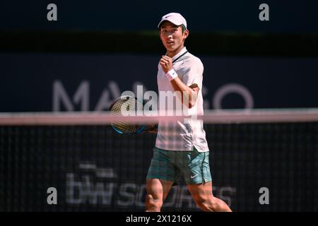 Barcellona, Spagna. 14 aprile 2024. Shang Juncheng, cinese, celebra durante l'ATP Barcelona Open, match singolo tra la Cina Shang Juncheng e la Francia Hugo Grenier a Barcellona, Spagna, il 14 aprile 2024. Crediti: Joan Gosa/Xinhua/Alamy Live News Foto Stock