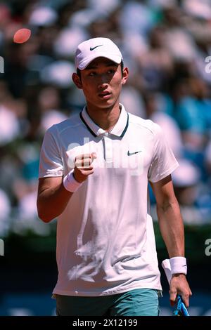 Barcellona, Spagna. 14 aprile 2024. Shang Juncheng, cinese, celebra durante l'ATP Barcelona Open, match singolo tra la Cina Shang Juncheng e la Francia Hugo Grenier a Barcellona, Spagna, il 14 aprile 2024. Crediti: Joan Gosa/Xinhua/Alamy Live News Foto Stock