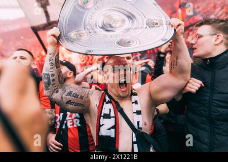 Leverkusen, BayArena, 14.04.2024: Bayer 04 fan mit Meisterschale, Platzsturm der Leverkusener fans bei der Meisterschaftsfeier beim Spiel der 1.Bundes Foto Stock