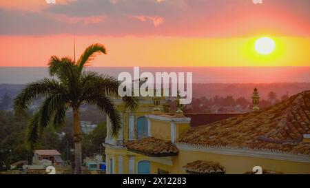 Tramonto. Vista dalla terrazza panoramica di uno splendido tramonto nella città caraibica di Trinidad, sull'isola di Cuba, affacciata sull'oceano. Plaza Mayor, paesaggio urbano, tramonto, Trinidad, Cuba Foto Stock