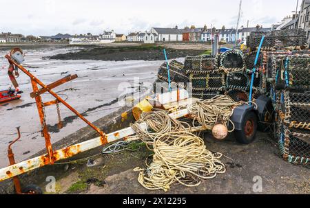 Porto dell'Isola di Whithorn con vasi di aragosta e corde e galleggianti da pesca, Dumfries e Galloway, Scozia, Regno Unito Foto Stock