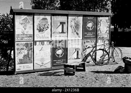 Annata di pubblicità con annunci vintage degli anni '1950-'1960 per destinazioni coloniali britanniche, tra cui East London, Durban e 'SEE Britain by Train', Downtown, Town Centre o City Centre of Colonial Salisbury Rhodesia, ora Harare Zimbabwe Africa. Fotografia vintage o Histori monocromatica o in bianco e nero c1960. Foto Stock