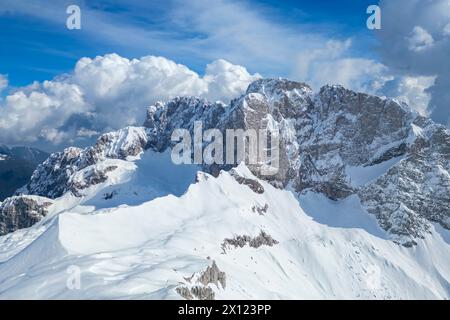 Vista aerea della parete nord innevata della Presolana in inverno. Val di Scalve, Bergamo, Lombardia, Italia, Sud Europa. Foto Stock