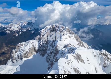 Panorama aereo della Presolana dall'alto, coperto di neve in inverno. Val di Scalve, Bergamo, Lombardia, Italia, Sud Europa. Foto Stock
