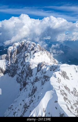 Panorama aereo della Presolana dall'alto, coperto di neve in inverno. Val di Scalve, Bergamo, Lombardia, Italia, Sud Europa. Foto Stock