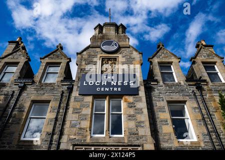 L'ingresso del Loch Ness Exhibition Centre a Drumnadrochit, Scozia, Regno Unito, l'8 aprile 2024 Foto Stock