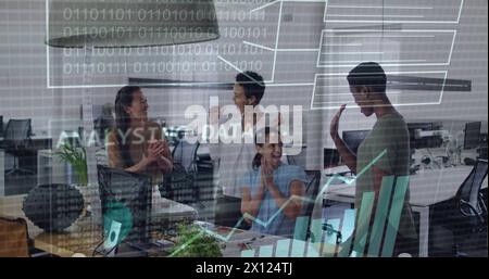 Immagine dell'elaborazione dei dati e della codifica binaria su persone aziendali diverse che parlano in ufficio Foto Stock