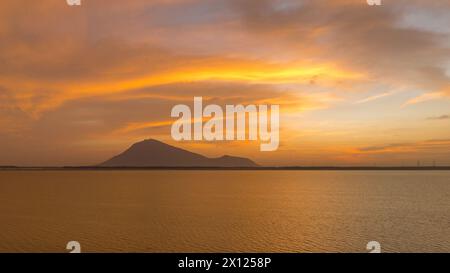 Tramonto sul fiume Dong Nai, Vietnam Foto Stock