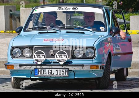 Praga, repubblica Ceca - 12 aprile 2024: Rally di auto d'epoca a Praga. Auto d'epoca Skoda 120 prodotta in Cecoslovacchia. Foto Stock