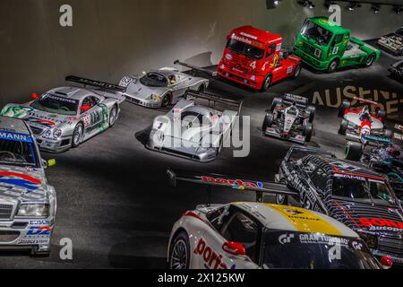 "Pionieri - l'invenzione dell'automobile" sala del museo Mecedes benz di Stoccarda. Foto Stock