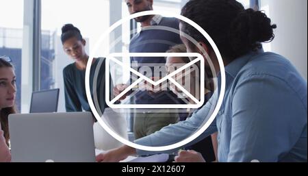 Immagine dell'icona della busta su diversi dipendenti aziendali in ufficio Foto Stock