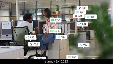 Immagine di barre di notifica su diversi colleghi che discutono sulla scrivania in ufficio Foto Stock