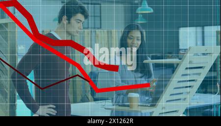 Immagine di grafici in caduta e schema di griglia su diversi colleghi che discutono di report sui notebook Foto Stock