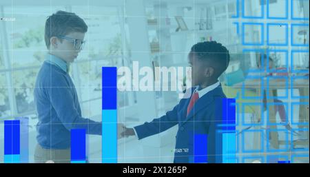 Immagine di grafici, numeri che cambiano e mappa sugli studenti che stringono la mano in classe Foto Stock