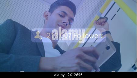 Immagine di numeri e elaborazione su un uomo d'affari caucasico sorridente che utilizza lo smartphone Foto Stock