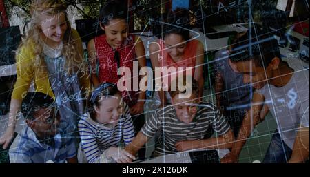 Immagine di formule matematiche che si spostano su alunni diversi e felici che lavorano su un notebook Foto Stock