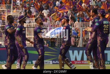 Kolkata, Bengala Occidentale, India. 14 aprile 2024. Ramandeep Singh dei Cavalieri di Kolkata, è congratulato con i compagni di squadra dopo aver preso la cattura di Deepak Hooda di Lucknow Super Giants durante la partita di cricket Indian Premier League (IPL) Twenty 20 tra Kolkata Knight Riders e Lucknow Super Giants all'Eden GardensKolkata Knight Riders ha battuto Lucknow Super Giants per 8 wickets (Credit Image: © Dipa Chakraborty/eyepix via ZUMA Press Wire) SOLO PER USO EDITORIALE! Non per USO commerciale! Foto Stock