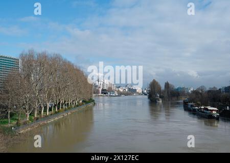 Vista dell'isola la grande Jatte dal ponte Neuilly con il Tempio dell'Amour (Neuilly-sur-Seine) a Parigi, Francia. Foto Stock