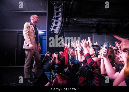 Miles Kane con il pubblico durante Miles Kane 'One Man Band: Solo Tour '24', Concerto musicale a Roma, Italia, 11 aprile 2024 Foto Stock