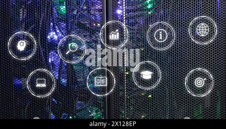 Immagine dell'icona in cerchio sopra un server rack illuminato nella sala server Foto Stock