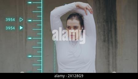 Immagine del trattamento dei dati oltre le dimensioni di una donna caucasica che esercita in città Foto Stock