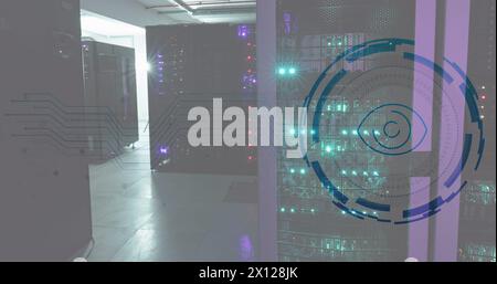 Immagine dell'occhio nei cerchi di carico sui rack dei server dati illuminati nella sala server Foto Stock